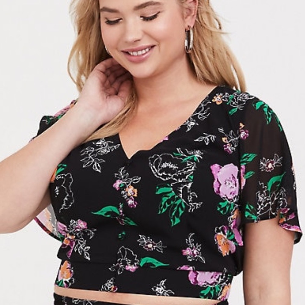 Black floral 4x crop top ruffle sleeve
